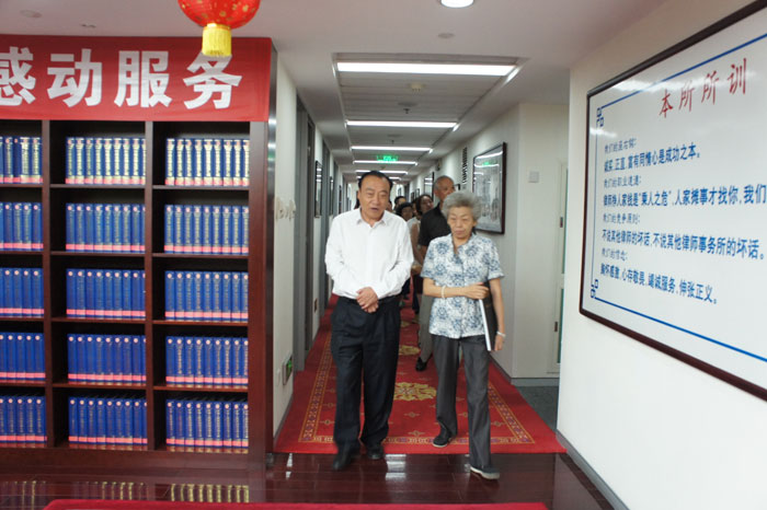 中國法學會黨組副書記、常務副會長劉飏來我所參觀交流